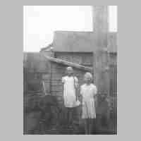 042-0004 Ursula Stadie mit Cousine Doris Mertsch auf dem Hof Stadie neben dem Pumpenhaus .jpg
